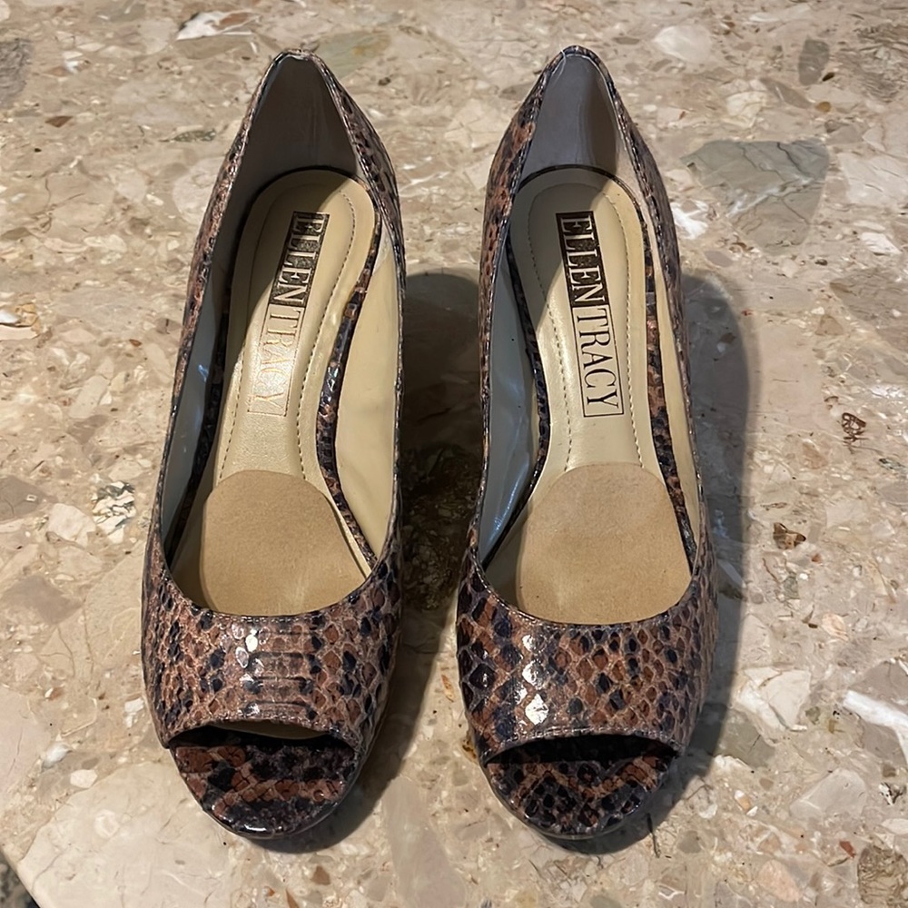 Gently used women’s wedge snakelike pattern shoes